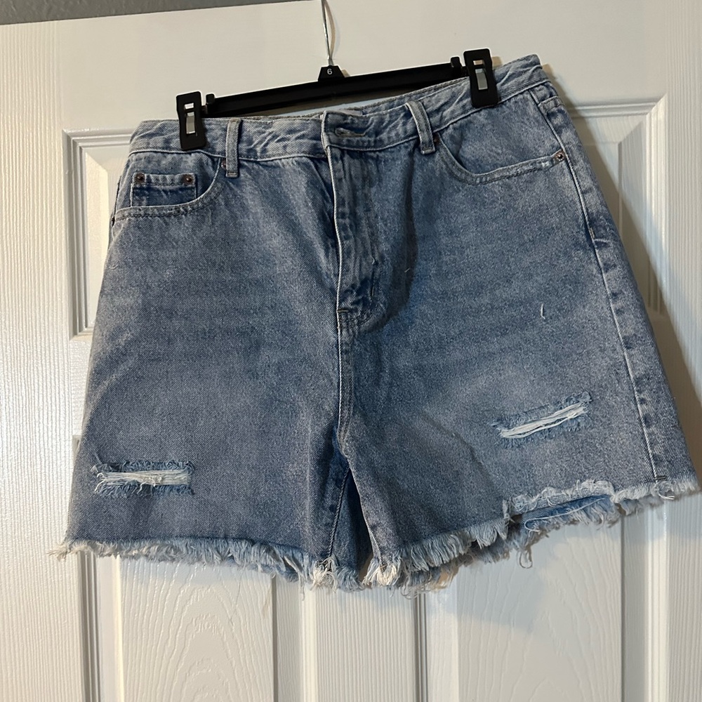 BREEZY BIKE RIDE HIGH RISE
LIGHT WASH DENIM SHORTS